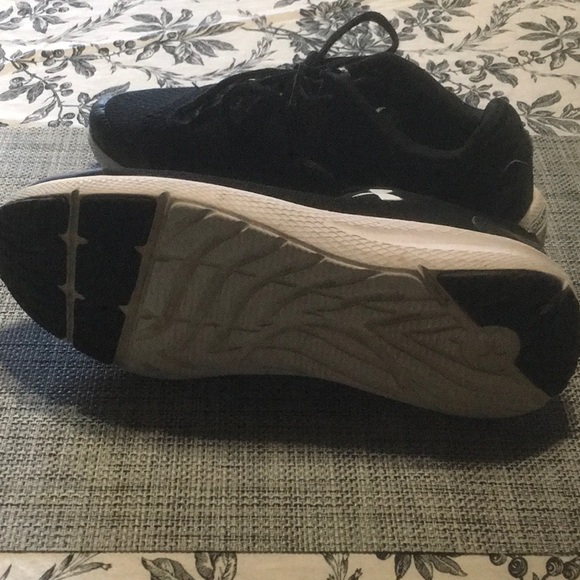 Boy’s under amour black running shoes - Picture 3 of 3